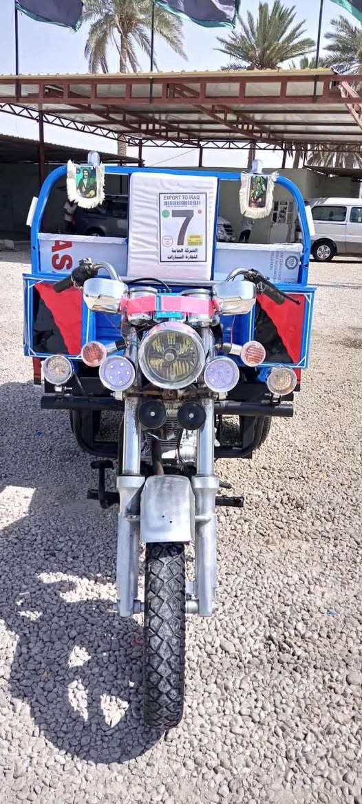 السلام عليكم ورحمة الله وبركاته ملاحضه الصور قديمه قديمه دراجه خير من الله مال شغل موديل 2018محرك جديد صارله شهر من شاده مكلف ب النشر الولد عارضهة ب 1400 وبيها للشراي مال شغل اوراق اصولي مدفوع گمرك ***********
