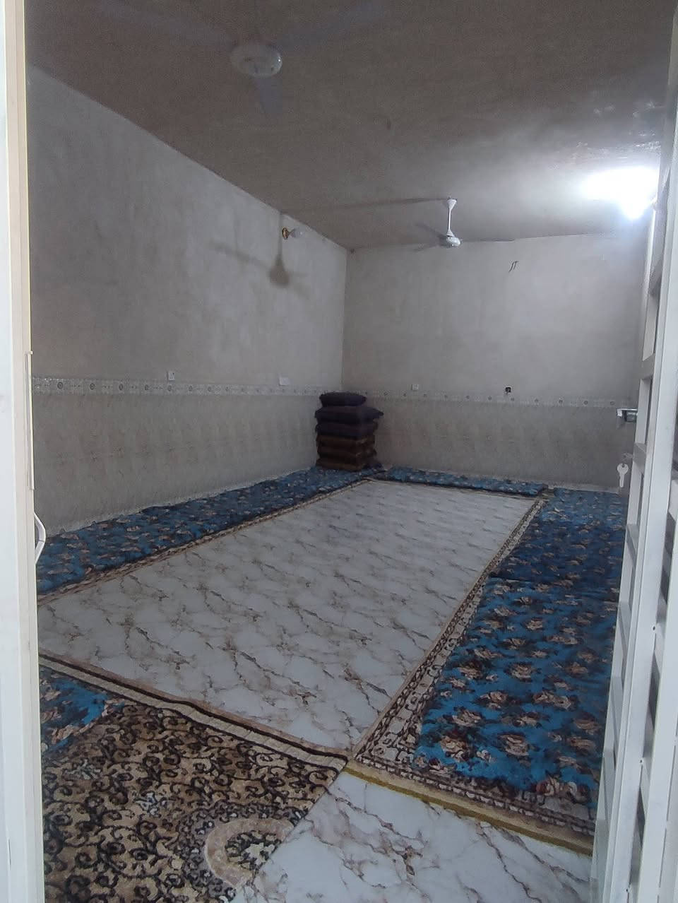 السلام عليكم..!!
الدار للبيع المساحه الكليه 200 متر بيت مرتب {{ ونواقصه فقط بورك جدار}} متكون من استقبال وصاله ومطبخ وغرفتين نوم ومجمع صحيات بناء حديث صارله شهرين طابو زراعي سند 25// الموقع شارع المعاره بالقرب من حسينيه السجاد بشارع البزل يبعد عن شارع العام مسافه 250 متر // الاستفسار أكثر مراجعه مكتب المصداقية او الاتصال على الرقم ***********
