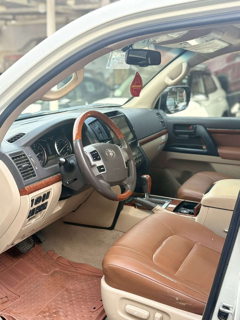 السلام عليكم
بيع مستعجل 
سياره لاند كروز 
موديل 2014 
فئه الفطيم اصل  
ربع الجاملغ الخلفي ربع صبغ 
ونص الجاملغ الامامي 
فقط اما الباقي كفاله 
كير مكينه حداديه كفاله. 
تخم تاير
 تاير جديد
رقم انكليزي جديد 
ترايها خير من الله 
     مواصفات 

سلايد روف 
اشاير بل مري 
كشن سايق كهرباء
طفايه بل رجل 
٨ ايرباك 
ماشيه 95,000 حقيقي 
السعر 35,000$ 
لتواصل *********** 
العنوان : بغداد _ الجديده
