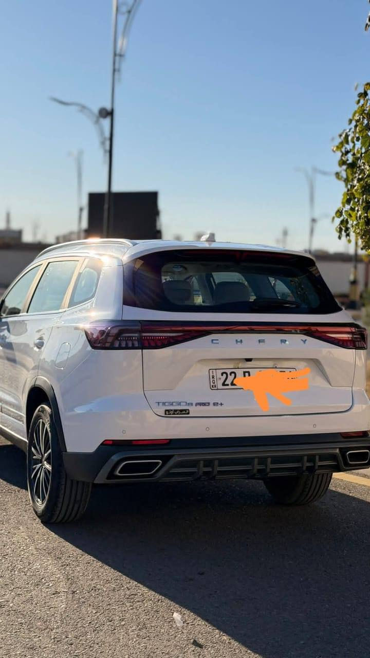 #شيري_تيكو8برو_بلكن_هايبرد 
ماشية 2000كم 
العنوان بغداد 
السعر 285$ 
موديل. 2024
كلين تايتل -luxury 
المواصفات الأساسية:
النوع: سيارة SUV هجينة (Plug-in Hybrid).
المحرك: 1.5 لتر تيربو + محرك كهربائي.
القوة: 320 حصان (إجمالية).
عزم الدوران: 510 نيوتن متر.
ناقل الحركة: DHT (ناقل حركة مباشر هجين).
نظام الدفع: دفع أمامي.
سعة البطارية: 19.27 كيلو واط/ساعة.
المدى الكهربائي: 75 كم لكل شحنة.
استهلاك الوقود: حوالي 4 لتر/100 كم (في الوضع الهجين).
التسارع (0-100 كم/س): حوالي 7.6 ثواني.
المقاعد: 5 مقاعد (تتوفر بـ 7 مقاعد في بعض الفئات). 
التقنيات والميزات:
الشاشات: شاشة معلومات ترفيهية وشاشة عدادات رقمية مدمجة مقاس 24.6 بوصة.
نظام الصوت: نظام صوتي فاخر من سوني مع 8 أو 10 مكبرات صوت.
الشحن: شاحن لاسلكي للهواتف.
ميزات أخرى: كاميرا 360 درجة، فتحة سقف بانورامية، فتح وإغلاق كهربائي لباب الصندوق الخلفي، تشغيل بضغطة زر. 
السلامة والأمان:
الوسائد الهوائية: 6 وسائد هوائية.
أنظمة مساعدة السائق: نظام الثبات الإلكتروني، مساعدة الفرامل الطارئة، التحكم في نزول التلال، مراقبة ضغط الإطارات، مثبت سرعة ذكي. 

يمكنك الاتصال على الرقم 

***********
