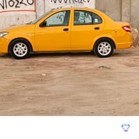 سيارة صالون صغيرة، لونها أصفر جذاب، بحالة جيدة ومناسبة للاستخدام اليوم...