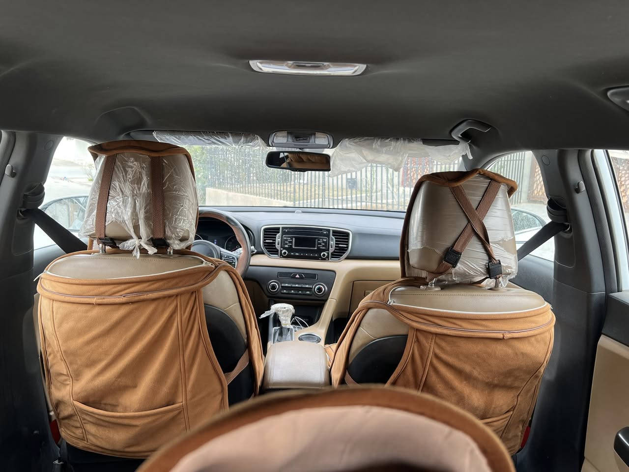 كيا سبورتج ٢٠١٧ نظافه مثل ما موضح امامكم مال بيت مو جمباز   مكينه شرط كل شيء بيها اصولي وعال العال 

سنويه دفتر بانزين رقم شمالي  سليمانيه 

انظمه القياده ثلاث سبورت و ايكو وعادي 

محرك 4 سلندر سعة 2.0 لتر
 • قوة تقريباً 155–160 حصان
 • عزم دوران حوالي 192 نيوتن.م
 • ناقل حركة أوتوماتيك 6 سرعات
 • دفع أمامي (FWD) — وبعض الفئات دفع رباعي (AWD
***********
سعر ١٨٠ وبيها مجال اخوان شيء بسيط❤️
