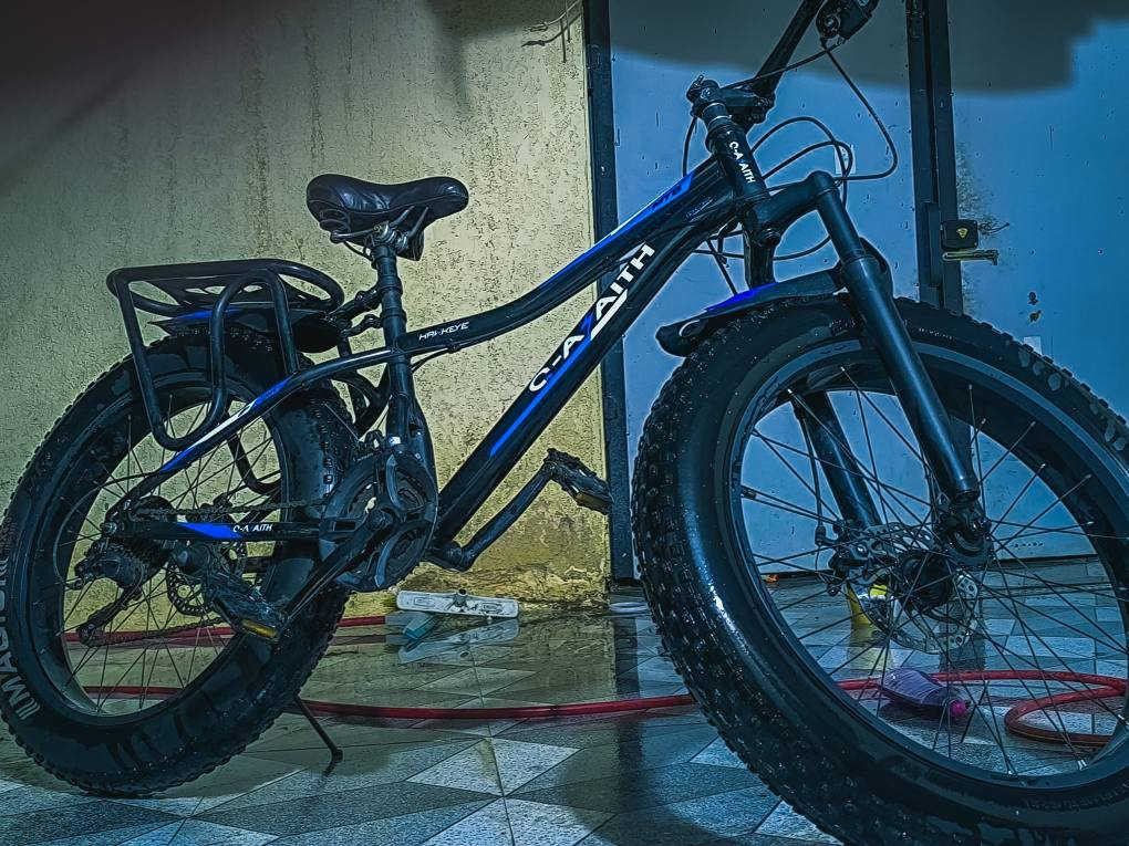 البايسكل من نوع Fat Bikeاذا ما تعرف سعرة وما تعرف مميزاتة اطلع كبل لان حاجة نضيفة وجديدة   . الإطارات والعجلات
​النوع: إطارات عريضة جداً (Fat Tires) من ماركة MAGISI.
​المقاس: يظهر على الإطار مقاس 24x4.0. هذا يعني أن قطر العجلة 24 إنش وعرض الإطار 4 إنش، وهو ما يوفر ثباتاً عالياً وامتصاصاً ممتازاً للصدمات.
​2. الهيكل (Frame)
​الماركة: C-AAITH (موديل HAWKEYE).
​التصميم: هيكل جبلي (Mountain Bike) بإنحناءة في الأنبوب العلوي لتسهيل الركوب والنزول.
​اللون: أسود مع لمسات باللون الأزرق والأبيض.
​3. نظام السرعات والفرامل
​ناقل السرعات: يحتوي على نظام سرعات متعددة (تروس أمامية وخلفية)، مما يساعدك في الصعود أو السرعة على الطرق المستوية.
​الفرامل: يعتمد على فرامل ديسك (Disk Brakes) أمامية وخلفية، وهي توفر قوة كبح أفضل بكثير من الفرامل التقليدية، خصوصاً في الأجواء الماطرة أو الموحلة.
​4. الإضافات والميزات الأخرى
​المساعدات (Suspension): يحتوي على مساعدات أمامية (Front Fork) لامتصاص الصدمات في الطرق الوعرة.
​الحمالة الخلفية: مزود بحمالة متينة خلف المقعد لنقل الأمتعة أو الأغراض.
​المقعد: مقعد عريض ومريح مزود بـ "سبرنغات" إضافية لزيادة الراحة أثناء القيادة الطويلة ب150 ديوانية, القادسية


**إذا كنت صاحب هذا الإعلان وتريد حذفه لأي سبب، رجاءا أرسل رسالة إلى الدعم الفني**