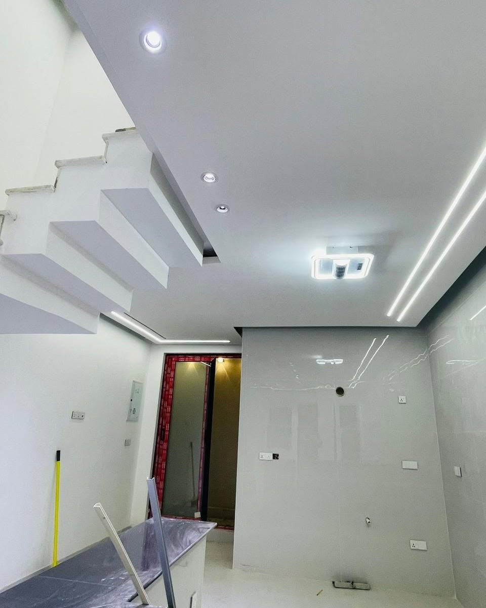 🏡/ دار للبيع المساحة ١٠٠ م طابو صرف
             الواجهة ٥ م / النزال ٢٠ م
🧱/ بناء  حديث درجة اولى ٢٠٢٦
         ( تسليم مباشر للمشتري )
الطابق الأول/ مطبخ . هول . استقبال  . مجمع صحيات 
الطابق الثاني/ غرفتين نوم . هول . مجمع صحيات
🌏الموقع / حلة حي الأساتذة الثانية خلف التجاري لشارع الحسينية قرب شارع المستوصف 
علما أن المنطقة مخدومة تبليط ومجاري حديث عرض الشارع ١٠ م 
للاستفسار اكثر مراسلة الصفحة او مراجعة مكتب 
بشار للعقار والمقاولات بداية شارع الحسينية من جهة شارع ٦٠ 

***********          ***********
