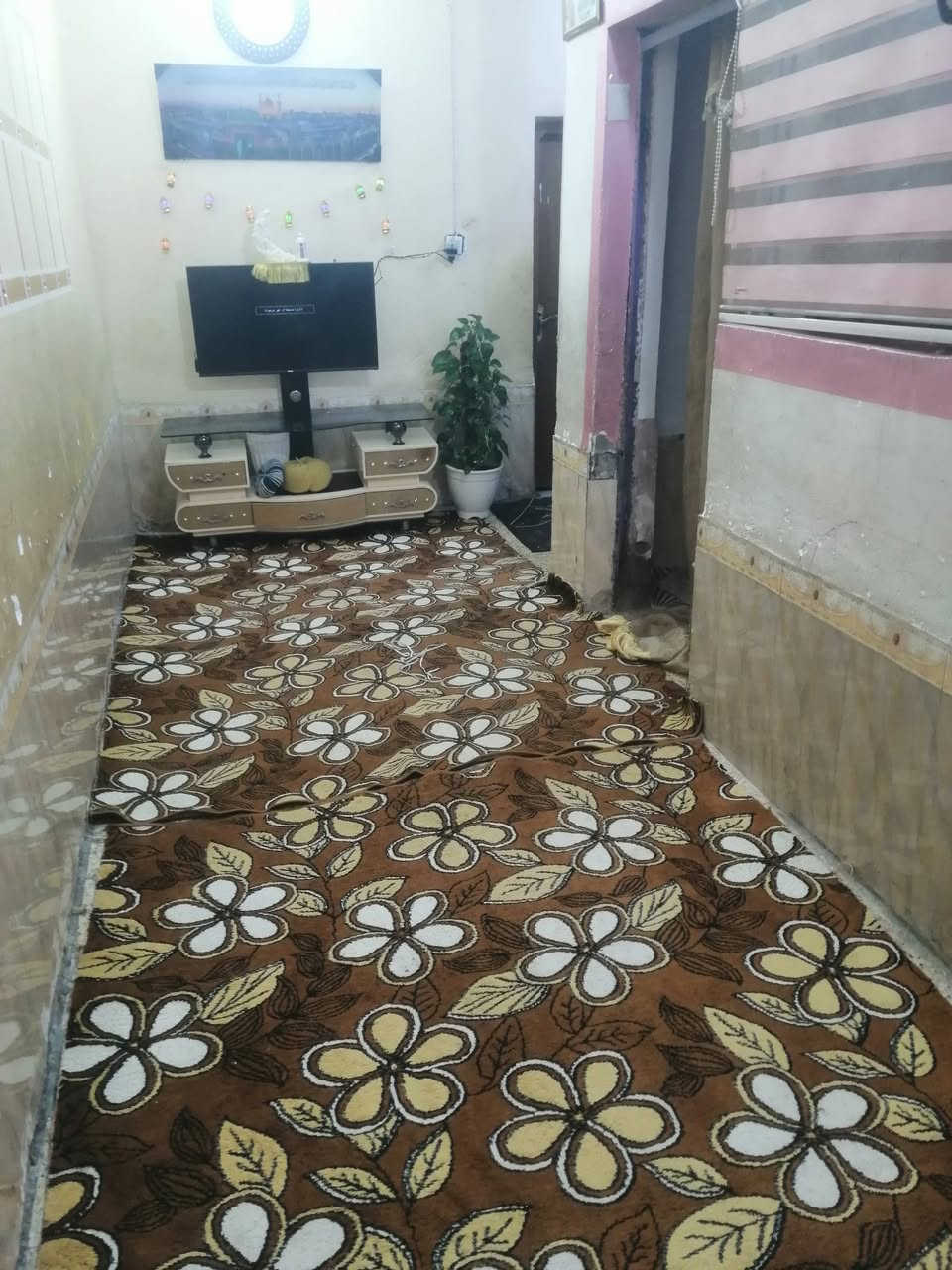 سلام عليكم،، بيت للبيع في حي التظحيه مساحة 120  6 في 20 بالفرع مقابل مدرسة حبيب طابق واحد طابوق عكاده بي طارمه ومحل وستقبال وصاله وغرفه ومطبخ وصحيات خارجيه وداخليه سعر 85 رقم ***********
