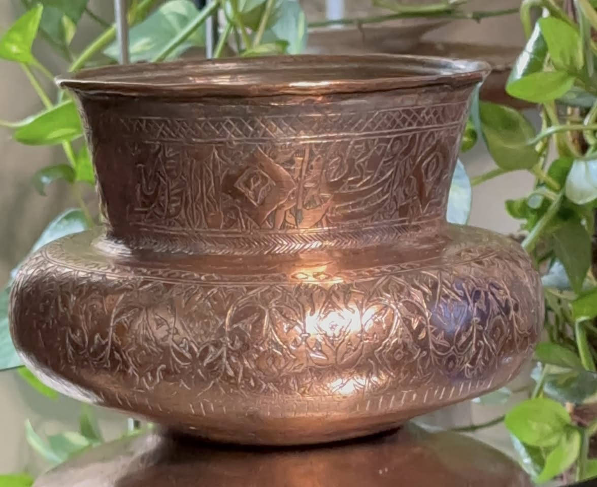 وعاء نحاسي ( دخل )  
- نوع  / نحاس احمر 
- قياس /  قطر ١٥ سم 
-  ارتفاع / ١٣ سم  
- الفترة الزمنية أواخر القرن ١٩ - بداية القرن ال ٢٠
- العنوان / بغداد / الكرادة / حي الوحدة . شارع سلمان فائق  (  مجمع بازار انتيك بغداد )  
   الطابق الاول  
- يوجد توصيل داخل و خارج العراق 
  للاستفسار اكثر الاتصال لاستفسار اكثر الاتصال 
  ***********        
  *********** 
واتس اب او فايبر او مراسلة الصفحة.
