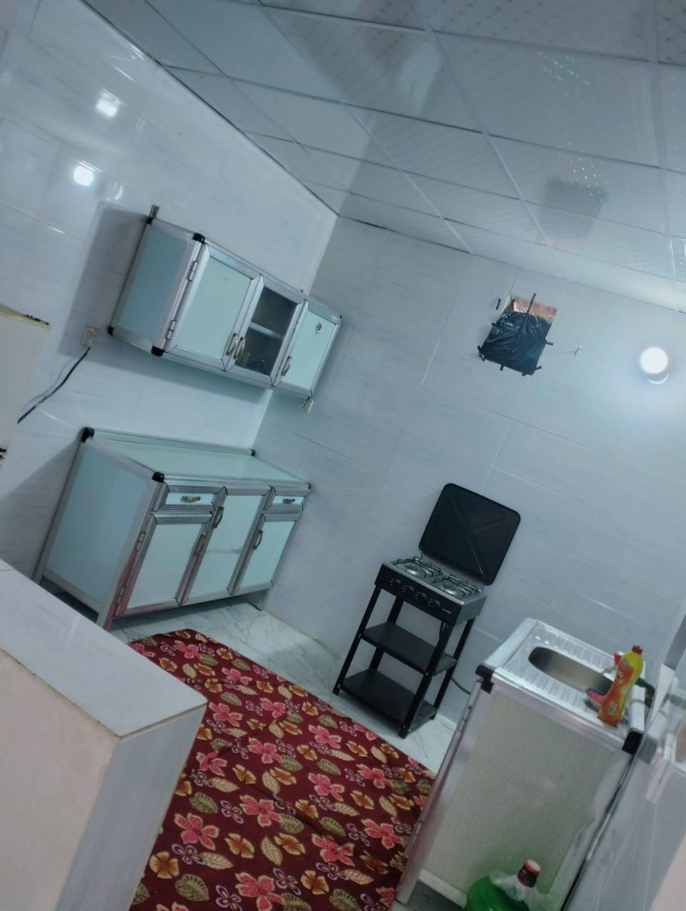 السلام عليكم مزرعه لل ايجار اليومي دار استراحه مع العاب اطفال ومكان للشواء مطبخ متكامل واستراحه متكامله للعوائل لل استفسار الخاص مفتوح او الاتصال على رقم الهاتف*********** المكان الراشديه البحيات قريب على جامع عبد الكريم ابو غازي
