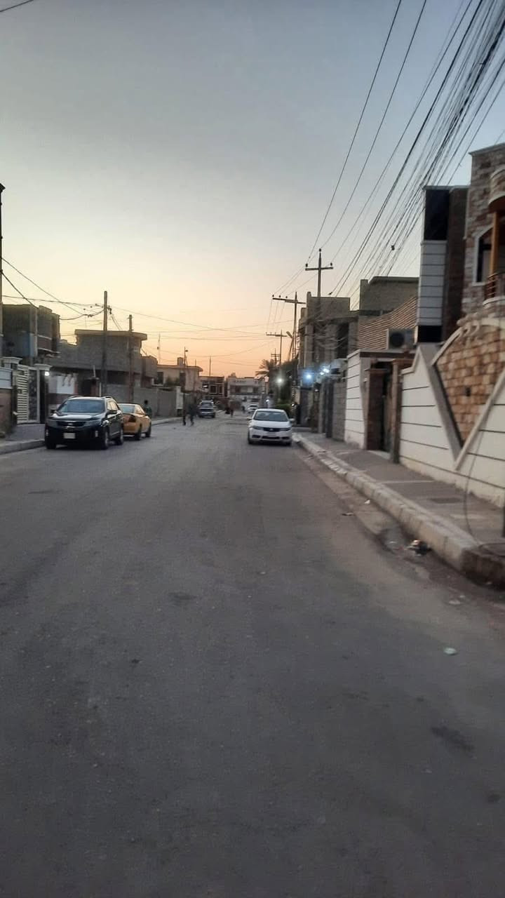 ⭕️تسلس:1100
🟢دار للبيع  في الفلوجة  _ حي الشهداء الاولى المنطقة المقابلة لملعب نادي الجولان الرياضي 🏡
            
                     📢 على بركة الله 📢
📍نوع الملك = طابو صرف سند       
📍المساحة بالسند= ١٦٦  متر
📍المساحة واقع الحال تقريباً : ٢٢٧متر
📍الابعاد : ١٣❌ ١٧،٥ م
📍 ركن شارع = ١٢م ❌١٠ م
📍بناء طابوق ٢٠٢٣
🔷الدار بناء  درجة اولى 

🟢مشيدات الدار للطابق الاول 
غرفة نوم واستقبال وصالة ومطبخ حار+بارد ومنور وصحيات وحمام 
🟢مشيدات الطابق الثاني
ثلاث غرف نوم وصالة وصحيات 

✳️سعر بيع العقار : ٣٤٠  مليون دينار قابل للتفاوض

🟢مكتب دجلة الهندسي للعقارات حي الجولان قرب صناعة الجولان للسيارات مجاور سوبر ماركت الهلال
للاستفسار الاتصال
***********  
‏‭ *********** 
***********
