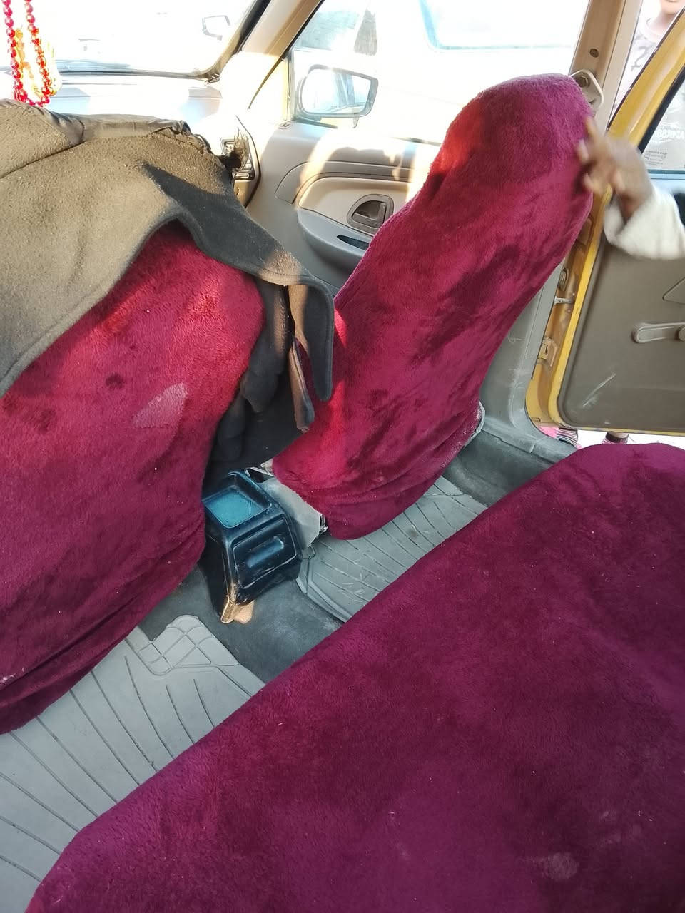 السلام عليكم سياره بيجو 405سياره.  موديل 2013 جاهزه كله جديد مكينه وكير جديد كهربائيات كله شغاله تخم تاير جديد كشر نضيف أحله من الصور دواخل جديده مابيه خياس تجي تكلب وتقتنع مكاني ديوانيه شافعيه السعر 25 وبيه مجال للشراي حصراٍ للأستفسار ***********
