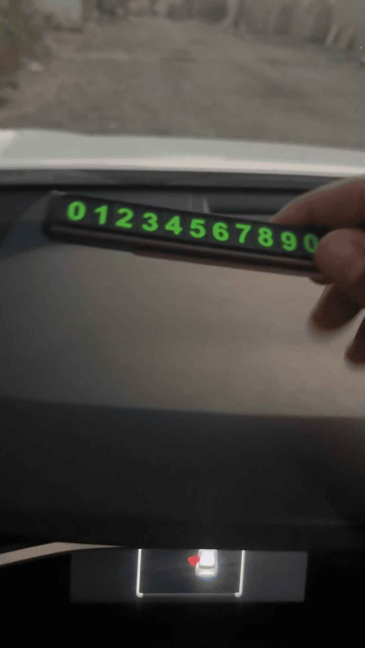 ستاند رقم سيارة

الاستخدامات

يُستخدم لعرض رقم الهاتف داخل السيارة بطريقة أنيقة وسهلة، ليتمكن الآخرون من التواصل معك في حال الحاجة (مثل عند الوقوف في أماكن مزدحمة أو طارئة).

مثالي لمالكي السيارات الذين يبحثون عن تنظيم واحترافية في التفاصيل الصغيرة داخل مركباتهم.

المميزات

تصميم أنيق ومضغوط من الألمنيوم عالي الجودة بمظهر معدني عصري.

آلية سحب وإخفاء الرقم (Push–Pull) تتيح إظهار أو إخفاء الأرقام بسهولة للحفاظ على الخصوصية.

يحتوي على أرقام مضيئة فوسفورية تضيء في الظلام لتكون مرئية ليلاً.

تثبيت قوي بفضل الشريط اللاصق السفلي المقاوم للحرارة والانزلاق.

أبعاد المنتج: الطول 13 سم – تصميم مدمج لا يشغل مساحة كبيرة على لوحة القيادة.

مقاوم للحرارة وأشعة الشمس، مناسب لجميع أنواع السيارات.

محتويات الصندوق

ستاند رقم السيارة XO C138.

مجموعتان من ملصقات الأرقام الفوسفورية (0–9).

شريط لاصق للتثبيت على لوحة القيادة.

الملاحظات

يُفضل تنظيف السطح قبل التثبيت لضمان الالتصاق الجيد.

الأرقام قابلة للإزالة والتبديل بسهولة حسب رقم هاتفك.

يُنصح بعدم التعرض المباشر للماء للحفاظ على جودة اللصق.

ابعاد الغلاف: عرض 6  ارتفاع 2  طول 19 سم

السعر المذكور يتضمن التوصيل النجف, العراق


**إذا كنت صاحب هذا الإعلان وتريد حذفه لأي سبب، رجاءا أرسل رسالة إلى الدعم الفني**
