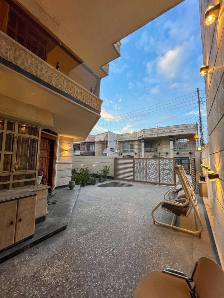 للبيع (بناء حديث 2021) 🏠

📍 الموقع: بغداد - حي الحسين / ضباط الملحانية .

المساحة: 300 متر.
واجهة 15 متر × نزال 20 متر.

تفاصيل البيت:
• الطابق الأرضي: صالة استقبال (9×5م)، هول (5×5م)، هول داخلي (حولي) واسع، مطبخ حار وبارد كبير (10×5م)، غرفة نوم أرضية (5×5م)، وحمامين.

• الطابق الثاني: 4 غرف نوم (منها 3 غرف ماستر سويت)، وحمام إضافي.

• السطح والخدمات: مخزن كبير (سندويج بنل 6×5م)، سقيفة مع خزانات عدد 2، و3 سخانات.

• الخارج: كراج وحديقة داخلية كبيرة ومرتبة.

• الإضافات: مناور عدد 2 مغلقة بالكامل لحد السطح لضمان الخصوصية والإضاءة.

📞 للاستفسار والتواصل واتساب:
***********
