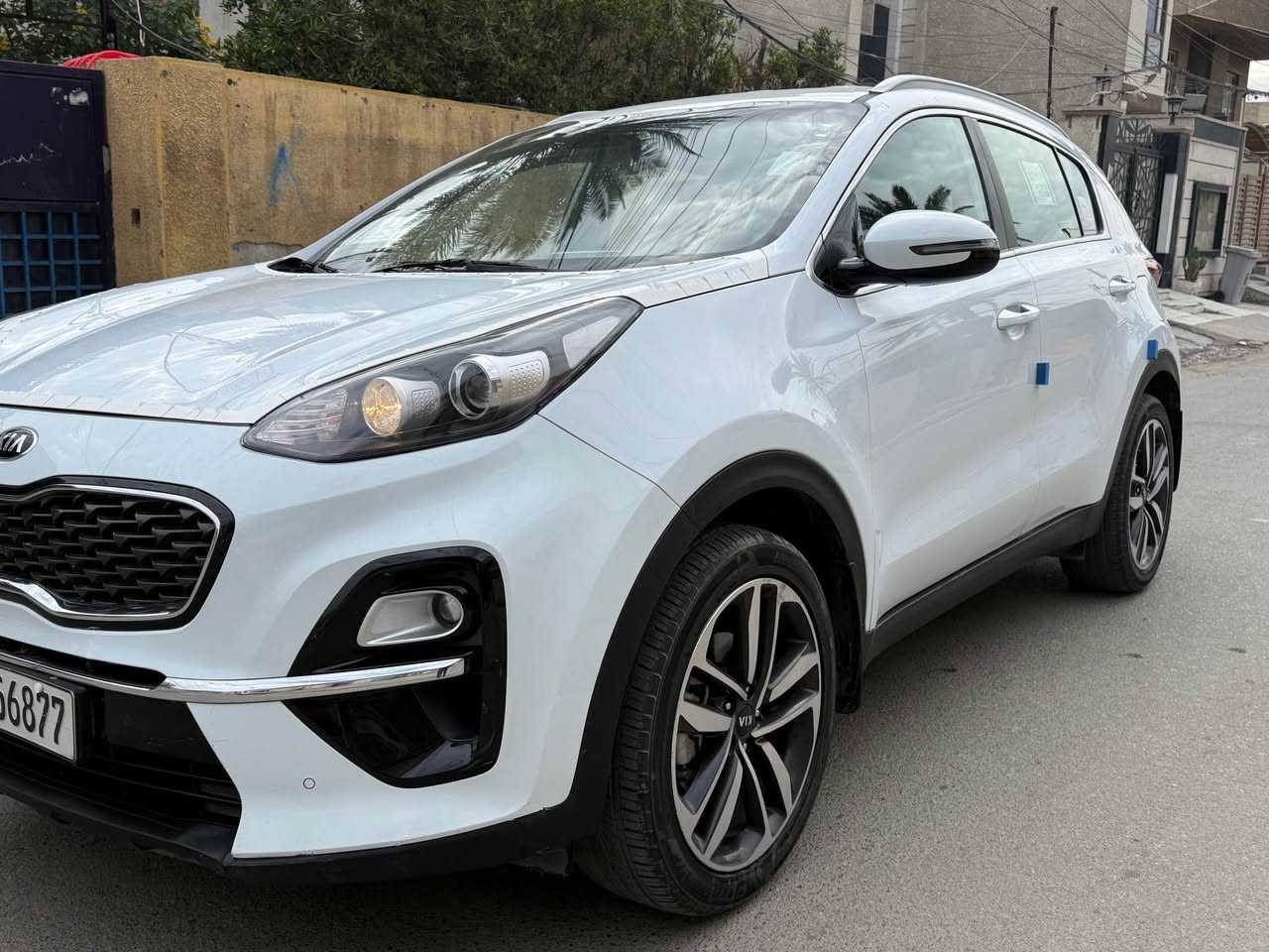 السلام عليكم عندي سبورتج 2020 السياره كفاله من الصبغ والضربه والتبديل بيها مكانين صغار بارد فقط رقم اربيل تحويل مباشر ماشي 75 الف حقيقي
محرك 2000
كشنات كهرباء
مري كهرباء 
قطعتين تبريد
داخل حمصي
حساسات
شاشه ايباد
كاميرا
وباقي المواصفات المعروفه
السسسعر 200$
مكاني بغداد الرصااااافه
للاتصال
*********** بغداد, العراق
