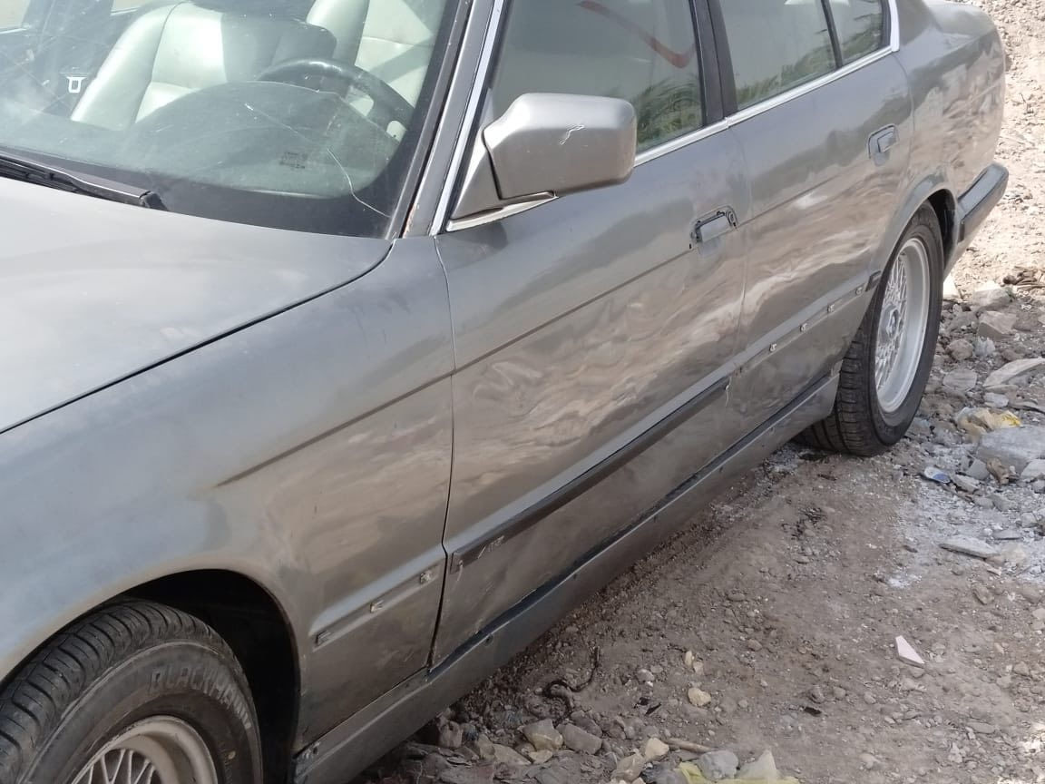 السلام عليكم بي ام 520للبيع مكينه وكير خيرمن الله صدر خلفي امامي جديد كهربائيات كله شغاله تخم تاير جديد نقص  تبريد فقط مكان الشعله ***********السعر45بيه مجال
