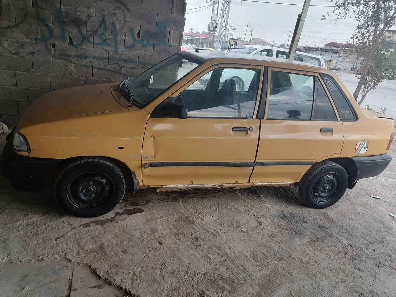 السلام عليكم سايبه للبيع موديل 2009 تبريد شغال حداديه جديده مكينه وقير نص عمر غرامات  غرامات مصفره هيئه ب 17 وبيها مجال العنوان ديوانيه دور النسيج  ***********
