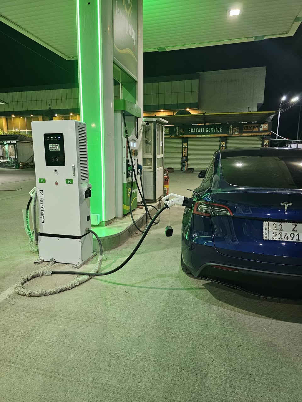 السلام عليكم 
Tesla model y 2020 standard range 
الصبغ بنيد فقط 
بطارية ليثيوم فوسفات الحديد و معروفة هاي البطارية بطول العمر اطول من اليثيوم النيكل ب ٣ مرات تقريبا  و يومية تنشحن لل ١٠٠ ما تتاثر هاي توصيات الشركة مو من عندي الحجي وحتة بلحوادث امنة جدا 
السيارة اون لاين اخر تحديث 
السعر 18700$
للستفسار اكثر وتساب 
***********
