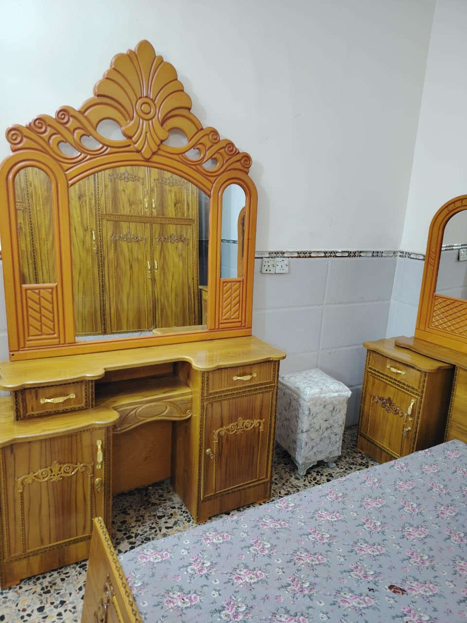 850 غرفه اخشاب خمس ابواب صاج زاويه كنتوريه جديده بعدها مامستخدما اول شد الها ضهره جرجوبه مكاني بغداد الشعب حي البساتين الاستفسار ع ***********عندي توصيل
