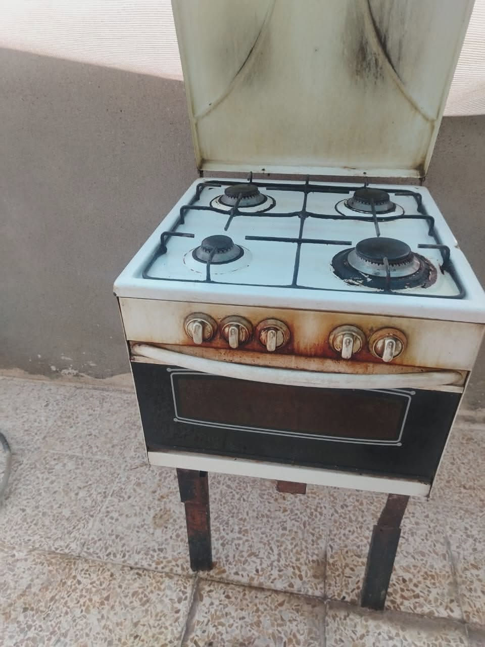 طباخ جاهز وشغال اربع عيون والفرن السعر ٣٥الف ***********
