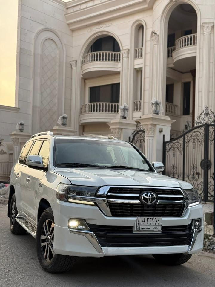 السلام عليكم سياره لانكروز 2011 ستينيه محدثه 2021 داخل وخارج سياره مابيها نقص  تخم تاير جديد اصلي دلوب فول مواصفات ستيرن تحكم كراسي كهرباء جلد ثلاجه عليها صيانه كامله فلات وادامه كامله 
التواصل : ***********
