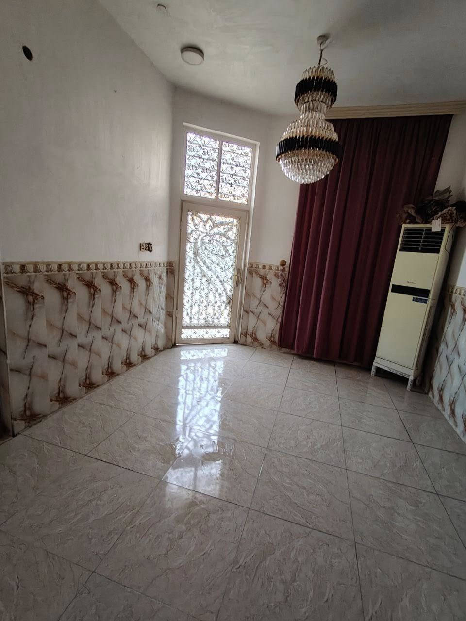 السلام عليكم 

بيت للبيع 100 متر مربع 

المكان ابو خستاوي شارع سيد علي خلف حسينيه موسى الكاضم داخل الفرع عن الشارع 50 متر 

يحتوي على مطبخ مع صاله مع غرفه مع كندور ويا المطبخ مفتوح على الصاله 

للاستفسار ***********
