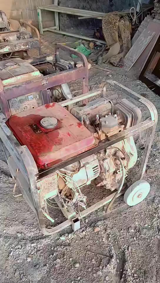 4 مولدات كامه كاز مو بانزين بيهن عطلات بس بلمكركات الكهرباء كلشي مبيهن بس كرت  يرادلهن رمادي زنكوره ***********
