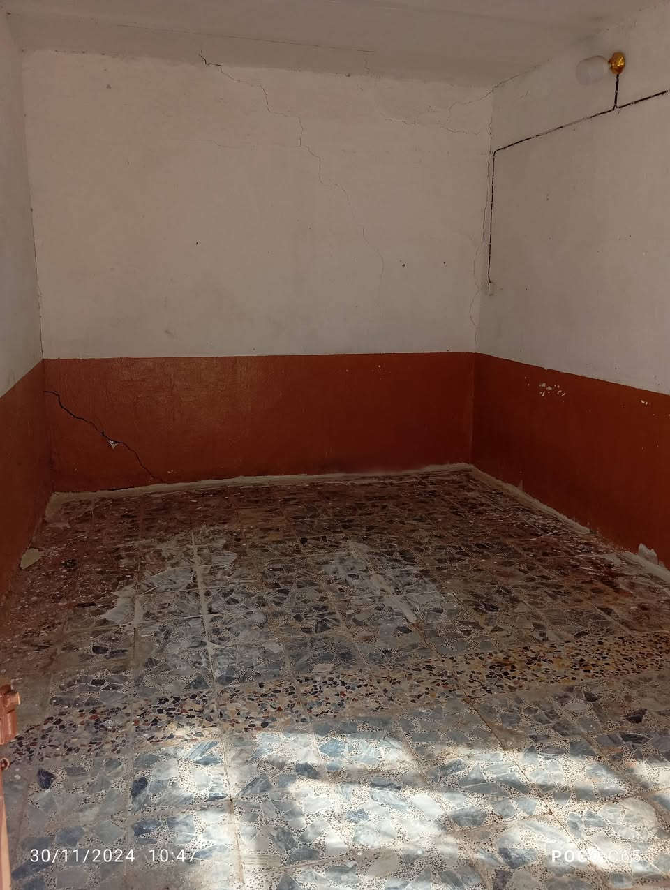 دار للايجار الكوفه دور الحوزة حي الصدر الثالث
المساحه 120
غرفتين وصاله ومطبخ وصحيات وطارمه الرقم ***********
