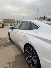 🚗 للبيع هيونداي سوناتا اللون: أبيض رقم: بغداد  المواصفات: • فول مواصفا...