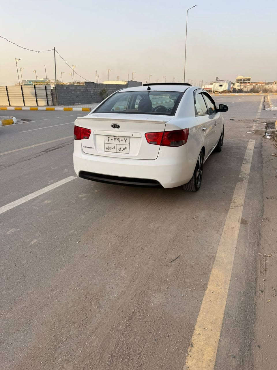 سلام عليكم سيراتو موديل 2011 بيه تلث قطع بدون دواخل سعره 97 وبيه مجال قليل هاذه رقمي ***********
