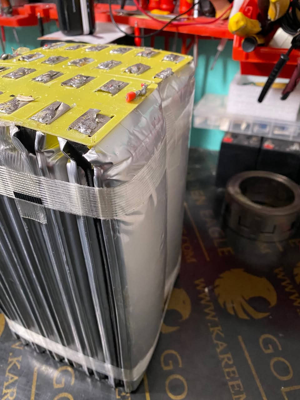 🔋 خدمات البطاريات - تجميع وصيانة 🔋
تم صيانة بطاريه 72 فولت 20 امبير  لدراجة شحن 
تم تبديل جميع الخلايا بالكامل 
باخلايا 15 امبير حسب طلب الزبون 
🔹#متوفر تجميع احترافي: دراجات الشحن (Electric Scooters) ومختلف الأحجام.
🔹 الجودة: فحص الخلايا، توازن الأداء، وعمر أطول للبطارية.
🔹 السعر: منافس جداً.
#للاستفسار مراسلة الصفحه
 او الاتصال على الرقم *********** #متوفر واتس اب

