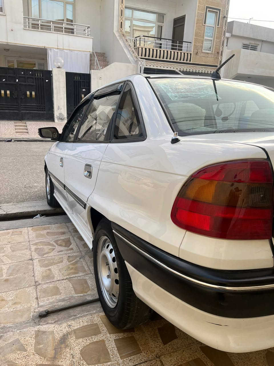 اوبل استرا موديل 93.   حجم 16
رقم جديد اربيل باسمي ثانويه جديد 
بث ثلاث قطعه صبغ فقط 
كهربائيات شغال 
بشاشه ايباد مسجل 
تريد تحويل تريد وكال
موقع اربيل 
اصلا اني من موصل بس ساكن اربيل 
سعر 52 بمجال بسيط 
رقم تليفون.  
  ***********
