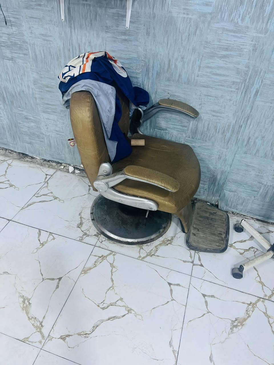 كراسي حلاقه للبيع شيروكي و الثاني ماعرف اسمه الاسود الجك مالته خربان ماعرف شنو بي صراحه و الثاني مابي الجد يصعد وينزل بس الصينيه تحوس مالته وعفته هاذ رقمي للتواصل***********
