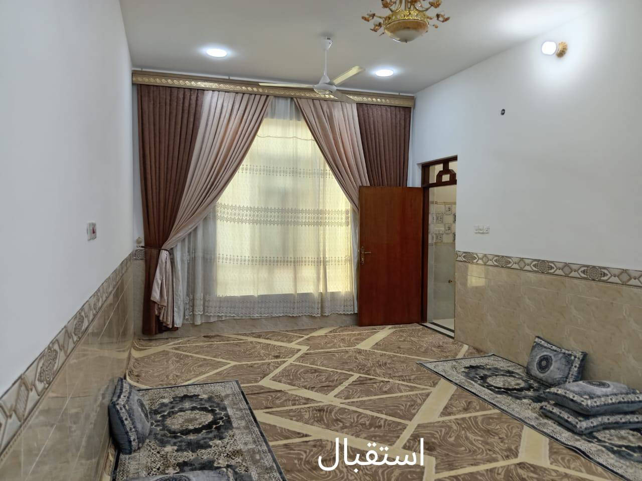 السلام عليكم عندي بيت للبيع مساحه 300 متر كامل من كلشي بناء حديث بي غرفتيت وصاله واستقبال وهول ومطبخ وكندور حمامات داخليه وخارجيه وكراج مرتب   العنوان الخالديه حي الاكراد اتصل ودلل *********** السعر 160 وبي مجال
