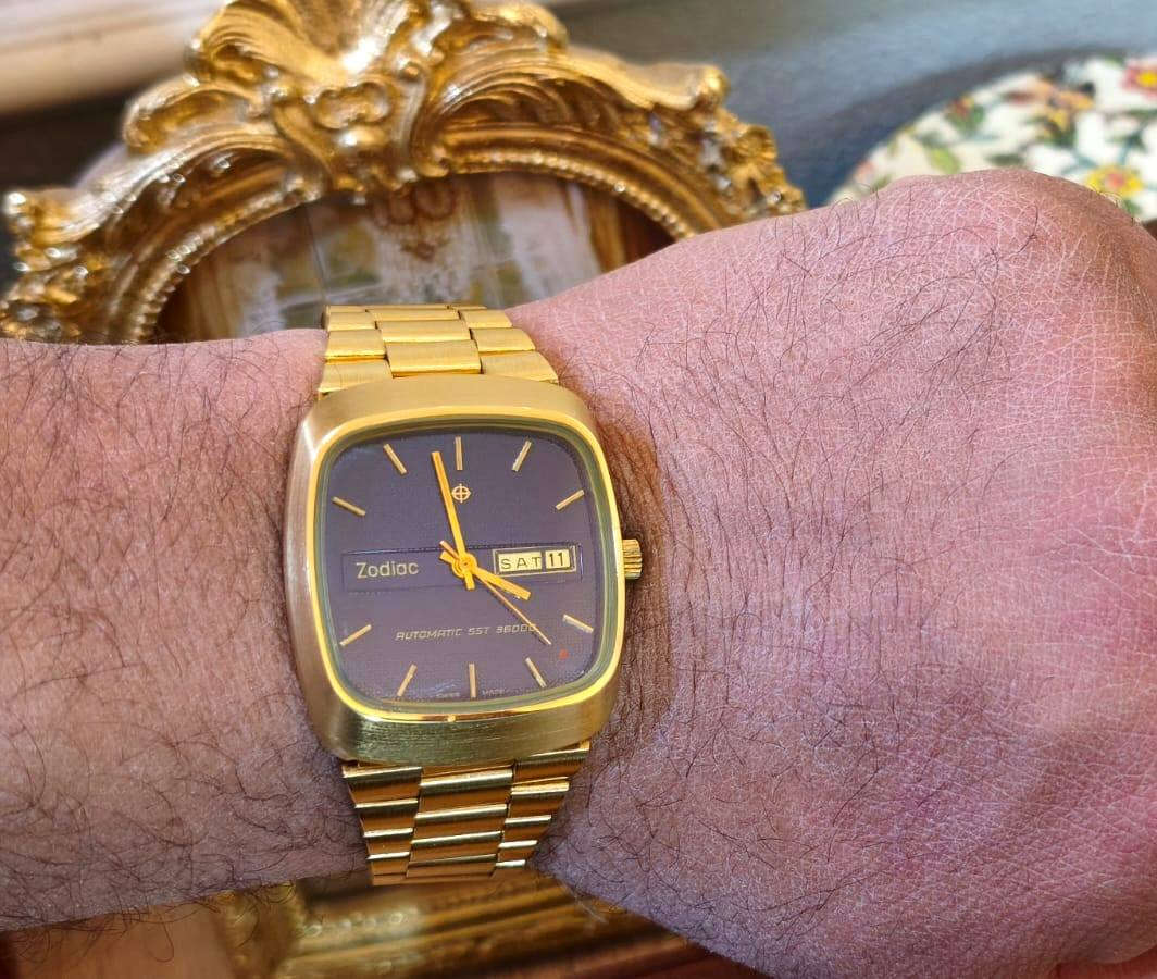 #ساعة #زوياك (Zodiac)
كلاسيكية #سويسرية 🇨🇭
من النوادر
من طراز SST 36000،
*انتاج فترة السبعينيات. 
*الماكنة : حركة #أوتوماتيكية عالية التردد (High Beat) بسرعة 36,000 ذبذبة في الساعة.
*التصميم: هيكل مطلي بالذهب مع ميناء أزرق مميز يعكس روح تلك الحقبة.
*المميزات: تعرض اليوم والتاريخ، وتشتهر بوجود "النقطة الحمراء" (Red Dot) في بعض إصداراتها التي تظهر كعلامة في الميناء.
*حالة الساعه ممتازة (NOS - New Old Stock)، مما يعني أنها #مخزنة ولم تُستخدم من قبل، مع الحفاظ على ملصقاتها الأصلية. 
تعتبر هذه الساعة "تحفة" لهواة جمع الساعات القديمة نظراً لدقتها العالية وتصميمها الهندسي الجريء الذي ميز إنتاجات شركة زودياك في تلك الفترة.
(بيع داخل العراق فقط)
توصيل جميع المحافظات


**إذا كنت صاحب هذا الإعلان وتريد حذفه لأي سبب، رجاءا أرسل رسالة إلى الدعم الفني**