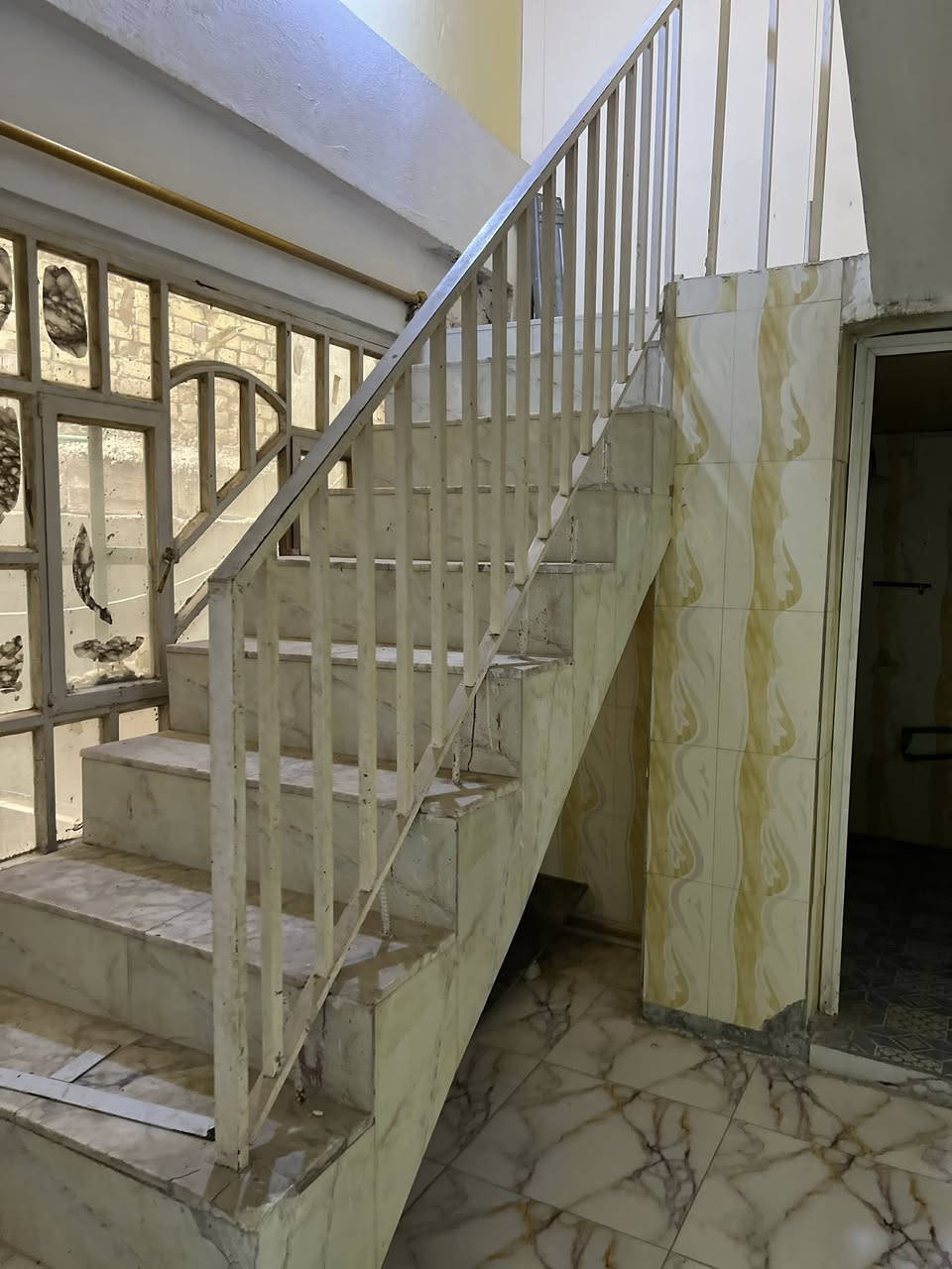 مشتمل ارضي للايجار حي الجزائر غرفة وصالة ومطبخ وجموع صحيات نضيف الماء والكهرباء على صاحب العقار للاستفسار ب٣٠٠ للاستفسار ***********
