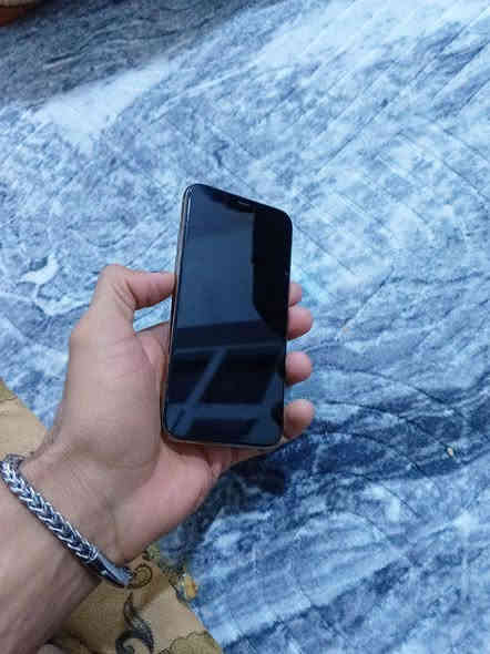 11 ابرو 
كله ابلادي نضيف حيل 
كله ع شركه بطاريه 80
شاشه ابلاد
ذاكره 256
فيس ايدي شغال 
كامرات ٫صوت ٫سيم كله مكفول 
جهاز مواصل مصلح 
كسر بالمس ممبين كلش بسيط 
سعر 240
***********
