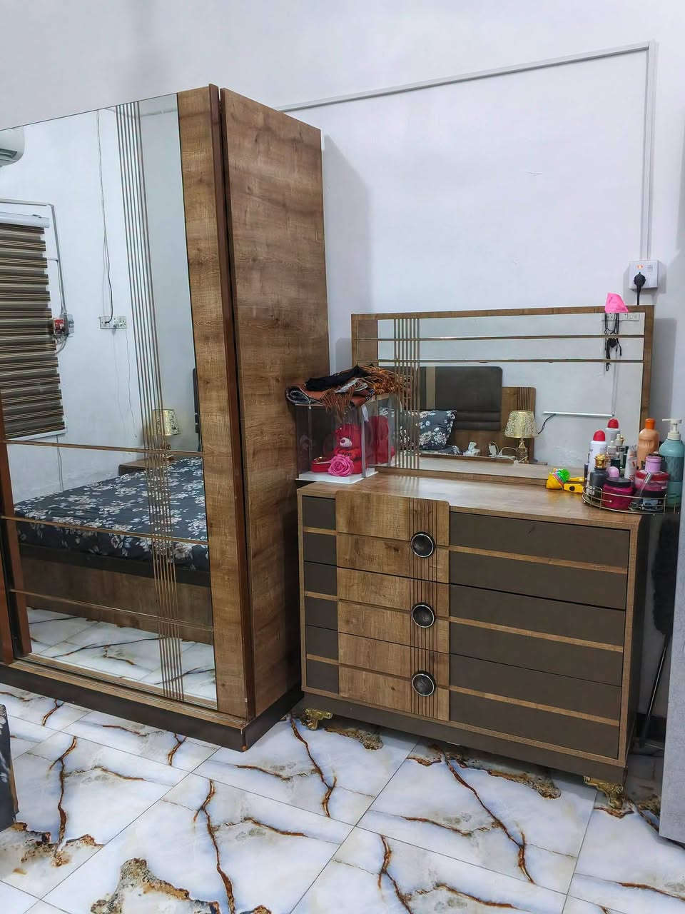السلام عليكم عندي غرفه للبيع خمس قطع غرفه تركيه كلش نظيفه مكاني حصوه حي عداي ***********
