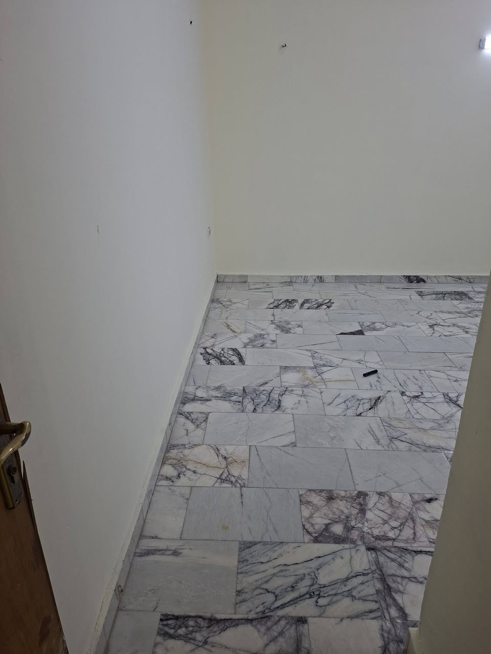 شقه غرفتين وصاله كراده قرب ابو ورده طابق اول عوائل،فقط،سعر،٦٠٠،
غرفتين وصاله طابق ٣ قرب سيد ادريس سعر ٦٠٠،
كما يوجد غرفتين وصاله يم مسرح الوطنى سر قفليه ١٢ بدون اجار طابق ٢،اتصال ***********
