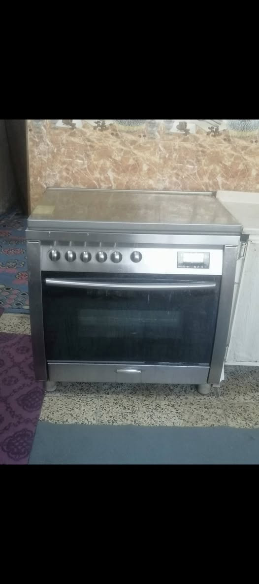 طباخ 5 عيون نظيف وشغال بس يحتاج تنظيف
سعره 225 وبي مجال مكاني جسر ديالى 
*********** اذا تريد توصيل موجود
