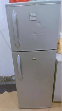 ثلاجة للبيع صغيره مكانه بغداد للتواصل 07728442240