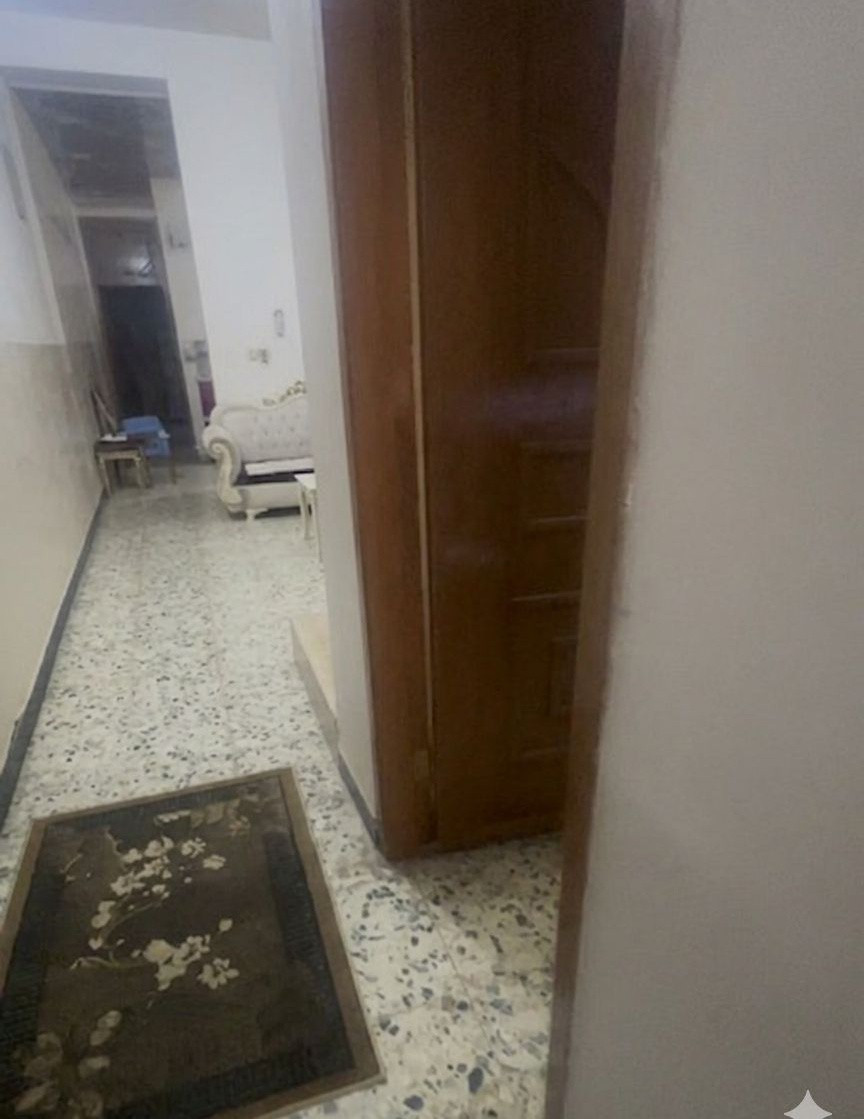 🏠 مشتمل للبيع (طابو صرف) - موقع مميز وكامل الخدمات 🏠
يعلن مكتب الشمري للعقار عن عرض مشتمل حديث وجاهز للسكن، بمواصفات ممتازة وموقع مخدوم بالكامل.
📌 المواصفات العامة:
المساحة: 130 متر مربع.
السند: طابو صرف (ملك صرف).
الموقع: شارع 80، خلف الصيدلية النموذجية.
الوضع العام: البيت عالي ومرتفع عن مستوى الشارع.
✨ الخدمات المتوفرة:
خطوط إسالة (مياه) مستمرة.
شبكة كهرباء وطنية + خط مولدة.
المنطقة مخدومة بالكامل وقريبة من الخدمات.
💰 تفاصيل السعر وآلية الدفع:
البيع يتم بطريقة مريحة (تطلوعة + تكملة أقساط المصرف):
التطلوعة (النقد المطلوب): 50 مليون دينار عراقي (وبي مجال للشراي الصامل).
المبلغ المطلوب للمصرف: 83 مليون دينار.
طريقة التسديد: أقساط شهرية مريحة بقيمة 500 ألف دينار فقط شهرياً.
📞 للمراجعة والاستفسار:
مثل ما موضح بالصور، للاستفسار يرجى الاتصال على الرقم:
📱 ***********
📍 مكتب الشمري للعقارات
