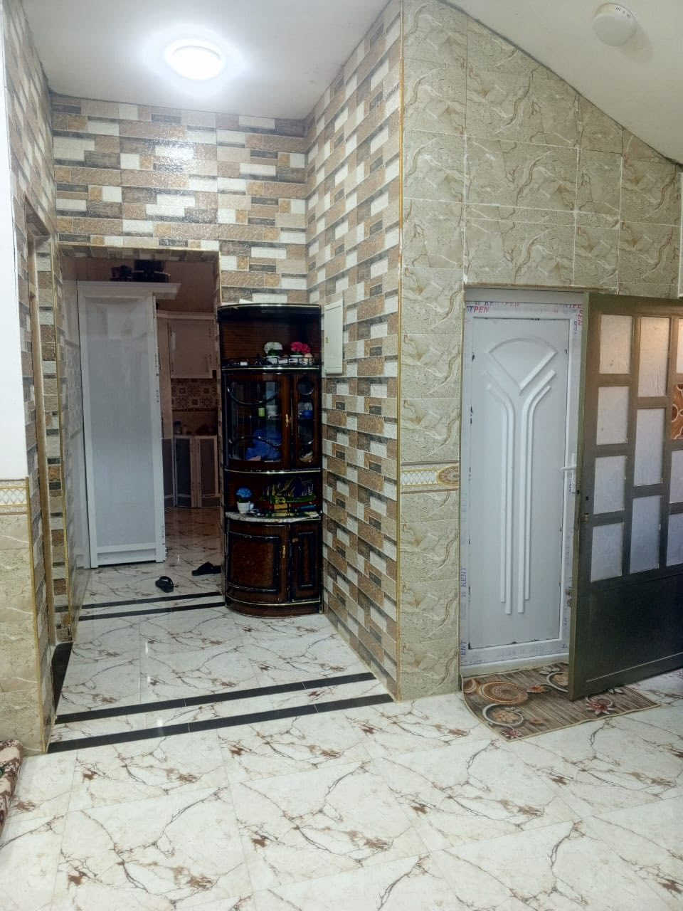الدار للبيع طابو صرف موقع الدار الرمادي ال 6كيلو قرب قياده الشرطه يحتوي الدار من كلدور وستغبال وصاله عدد2 ومطبخ وغرف عدد4 وصحيات داخليه وخارجيه  يمكنك التواصل على الرقم *********** رقم الدار 9448
