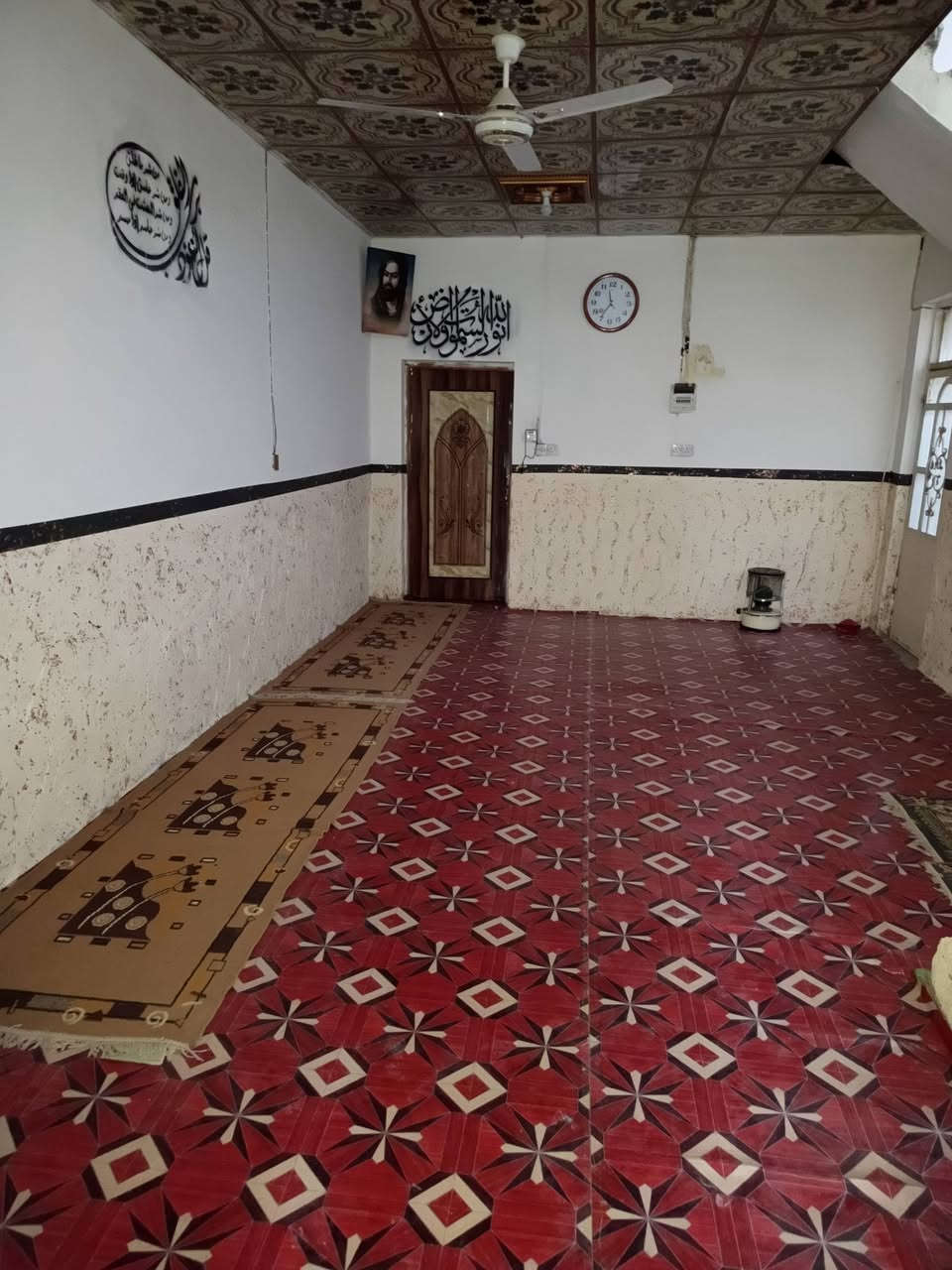 بيت للبيع 100متر شارع المطار القديم قرب مدرسة جناهن عرفه وصاله ومطبخ وستقبال اريده 25 يرهم قصد ***********
