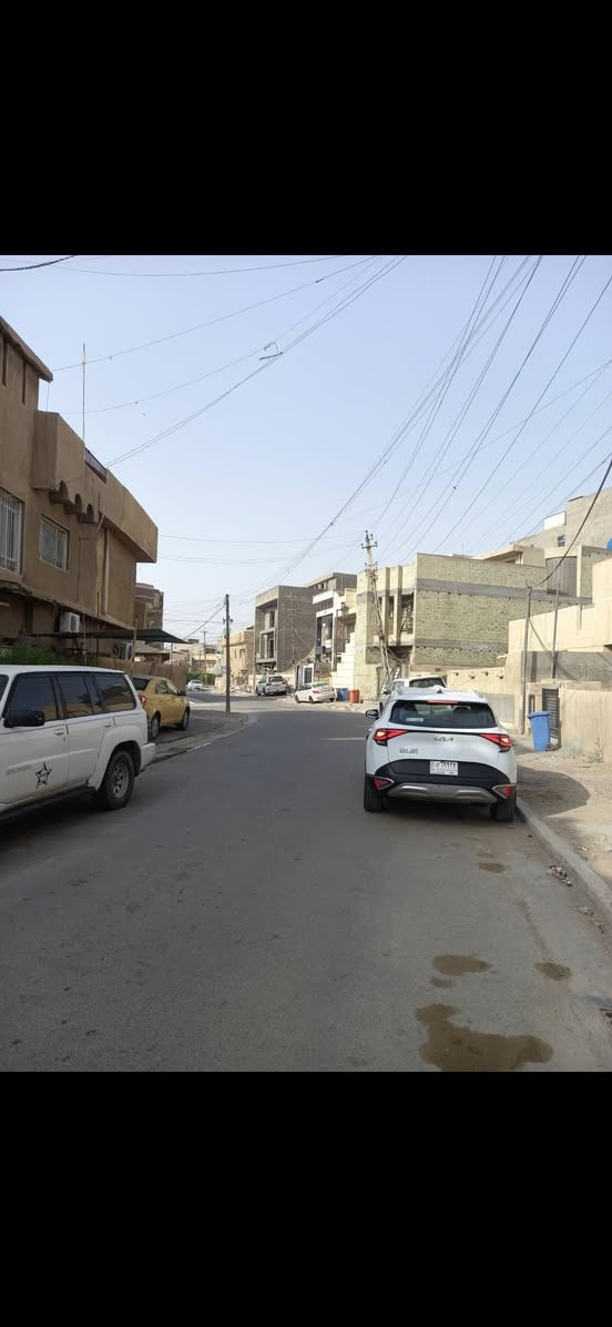 ​🏠 دار سكنية للبيع في البلديات (حي التجار) 
للبيع بيت طابو ملك صرف، بناء نظيف وتصميم فخم، بموقع يجنن وقريب على كل الخدمات.
​المواصفات والتفاصيل:
​المساحة: 100 متر (واجهة 5م × نزال 20م).
​نوع العقار: طابو ملك صرف 
​عدد الغرف: 4 غرف نوم موزعة بذكاء:
​الطابق الأول: غرفة نوم + استقبال ملكية + مطبخ وخدمات.
​الطابق الثاني: غرفتين (2) نوم كبار.
​الطابق الثالث: غرفة (1) نوم إضافية.
​التصاميم: واجهة حجر، أرضيات مرمر، ديكورات جبس بورد وإنارة حديثة مثل ما موضح بالصور.
​الموقع المميز:
​العنوان: بغداد - البلديات - حي التجار.
​المكان: قرب الأمن العامة.
​القرب من الشارع: سابع بيت فقط عن الشارع العام (موقع هادئ وبنفس الوقت قريب جداً على المواصلات والأسواق).
​💰 السعر: [اتصل وتدلل]
📞 للاتصال والاستفسار: [***********]{***********}
​(البيت جاهز للسكن الفوري.. ببيان خير ​🏠
