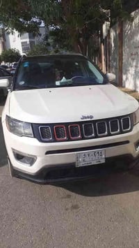 جيب كومباس ٢٠١٨ فول حادث قطعتين يمنة ومصبوغة وياها قطعتينصبغ مراوس  يع...