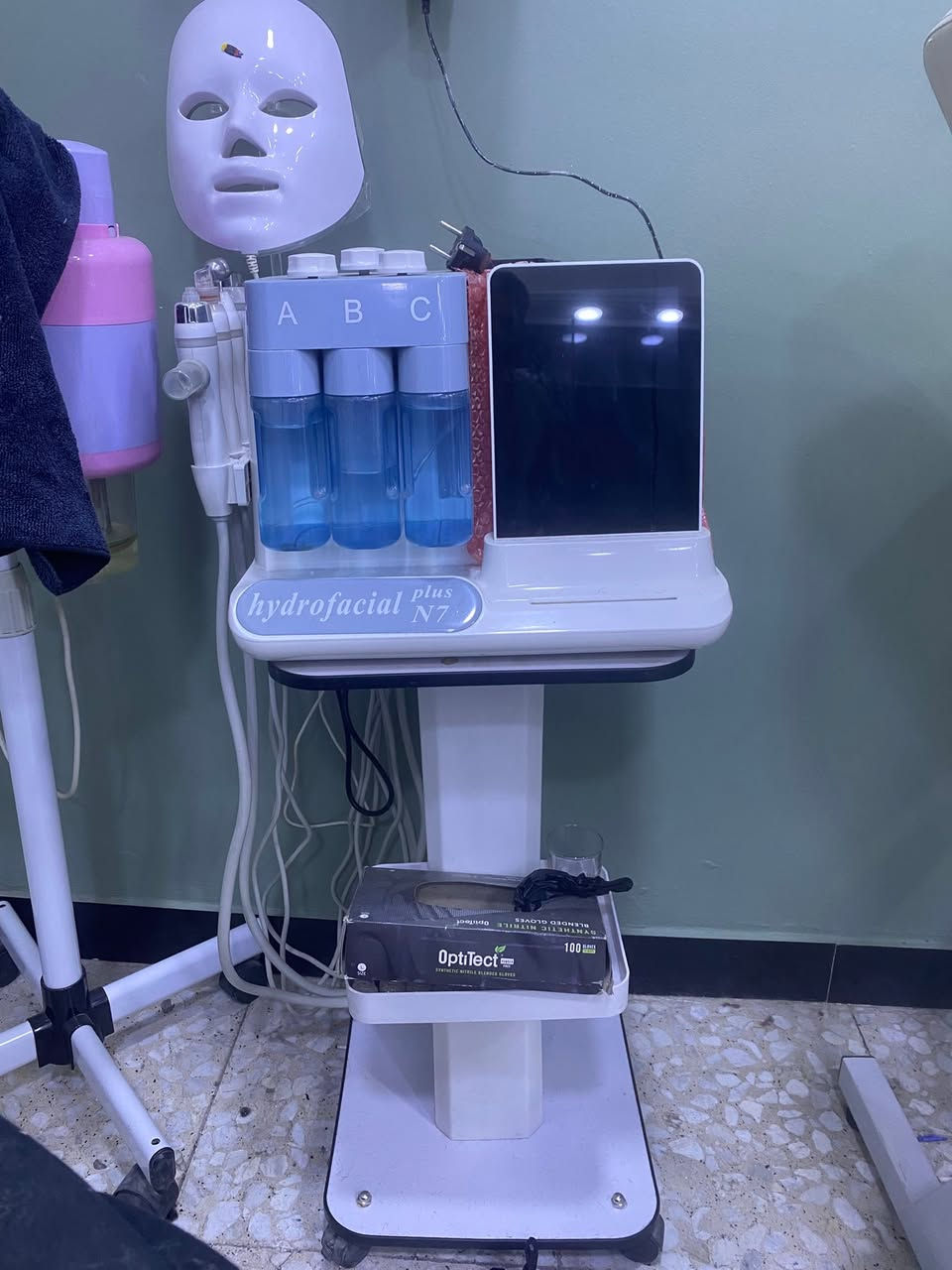 جهاز تنضيف البشرة كامل +جهاز بخار +سدية.   سعره (٥٠٠)وبي مجال بسيط

***********
