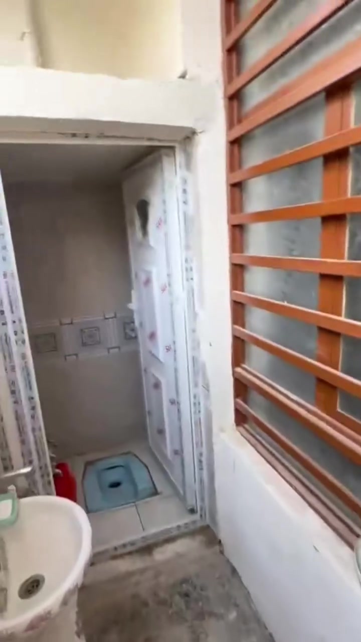 للبيع بيت مساحة ٦٠ متر واجه ٤ نزال ١٥ كما موضح لكم في الفديوا الخطيب الزراعي شارع خوله بيت موقع جيد بناء طابقين استقبال حولي غرفة منام والطابق الثاني غرفة منام وصحيات وحولي ومكان لغرفه ثانيه بل مستقبل مراجعة شركة الجبل للمقاولات العامة بيع وشراء القطع الاراضي والبيوت في بغداد  للاستفسار ***********
