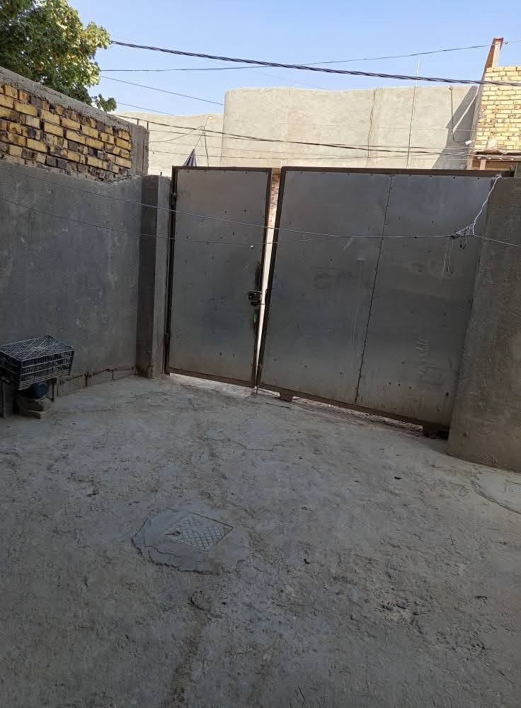 الدار للبيع مساحتة 300متر غرف نوم 2
وصحيات داخلي وخارجي مطبخ استقبال كلدور
 من كلشي كامل فقط ناقص كاشي العنوان خلف الثورة قرب حي الكفأءة استفسار على الرقم ***********واتساب
