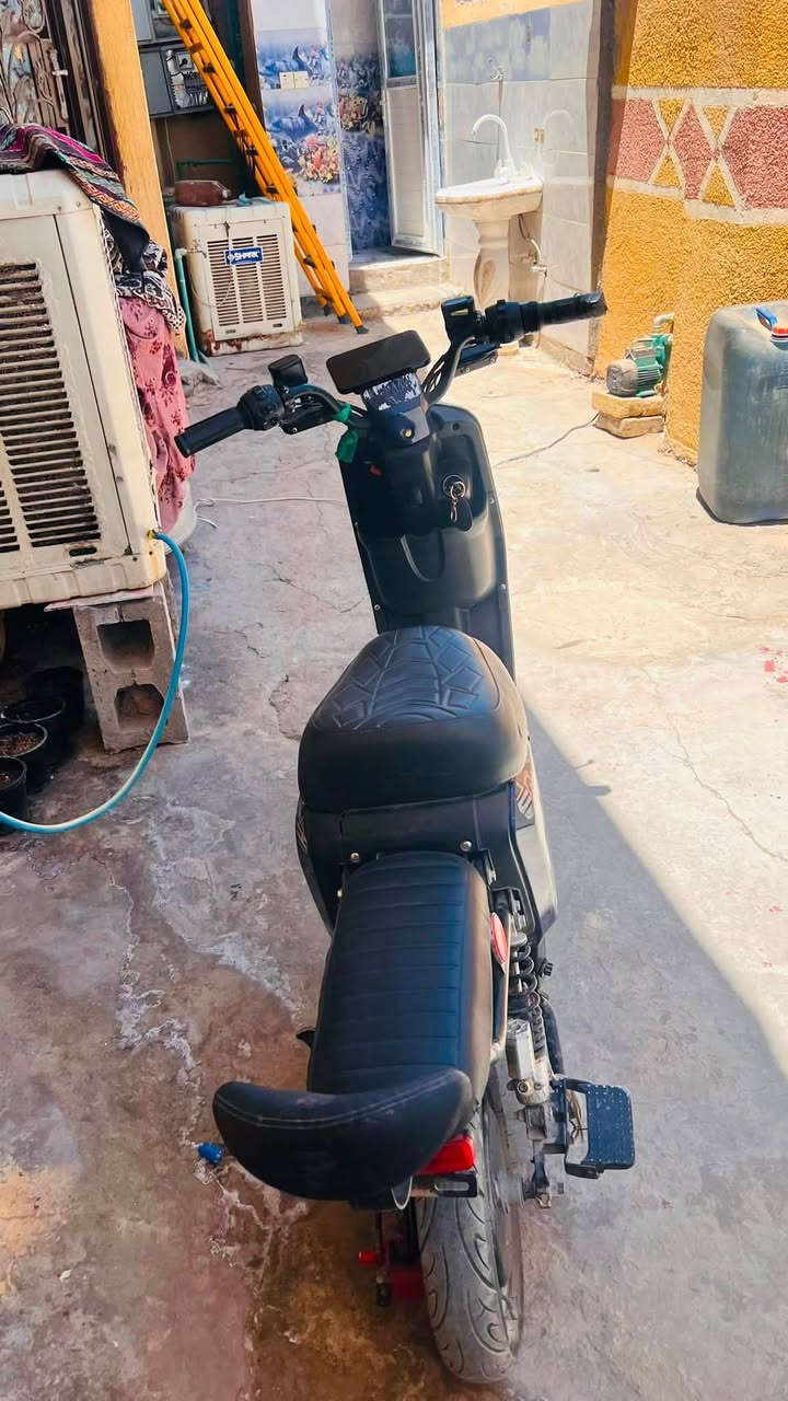 سلام عليكم 
دراجه ار9للبيع دراجه نضيفه بطارياتها جديده البارحه بدلتهن تجي 
وياه كفر خلفي
تفحص يالله تشتري العنوان اليوسفيه القصر الاوسط
رقم ***********سعر350وبيه مجال

