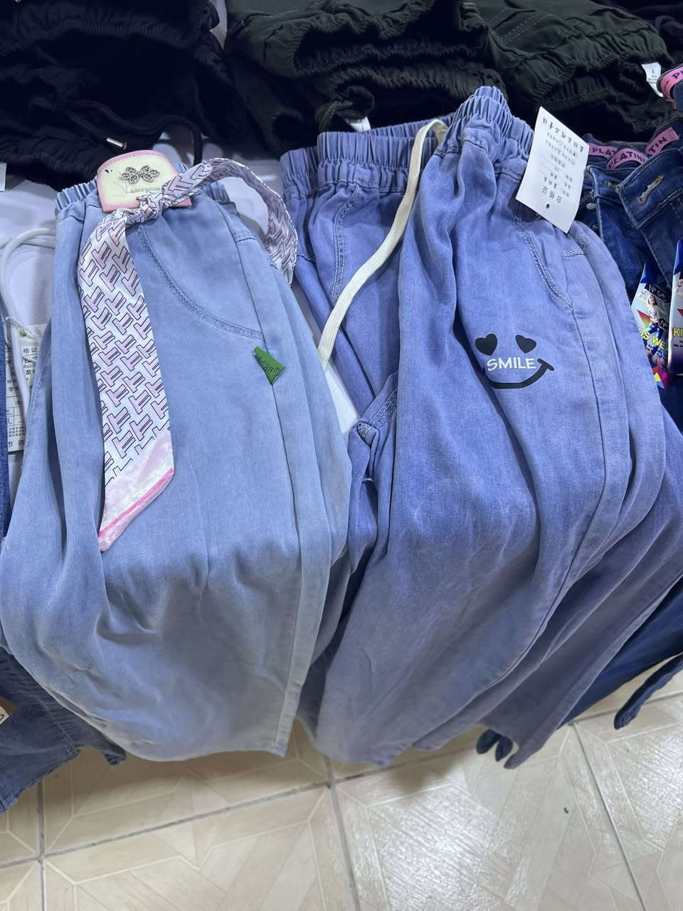 سەلام و علیکم بەڕێزان
ئەم جلانەم هەیە دوکانم لابردووە
پارچەی زۆرە و هاوینە و پایزە و بابەتی جەژنی تێدایە

هەمووی پێکەوە دەفرۆشم
ملیۆن و ٢٠٠ و معامەلە
گەیاندنم هەیە بۆ هەموو شوێنێک
***********
