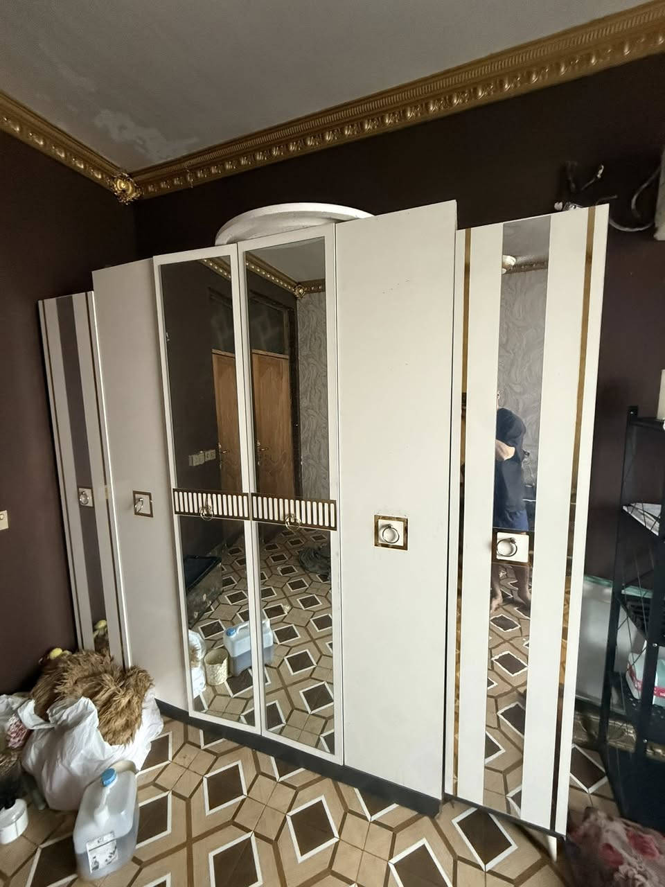 عندي ميز دراسة بس اكو جرارة طايحة تصير بس اتعاجز
وكذالك كنتور غرفة تركية ممفتوح ابد
المهم الي عاجبة ينطي سعر ويدلل ميكون بخاطرة الى طيب
ماعندي توصيل مكاني مدينه صدر قطاع ٣ 
ملاحضة كنتور نضافتة ٩٠٪؜ 
مفتوح حاليا جاهز تحمل وتطلع 
***********
