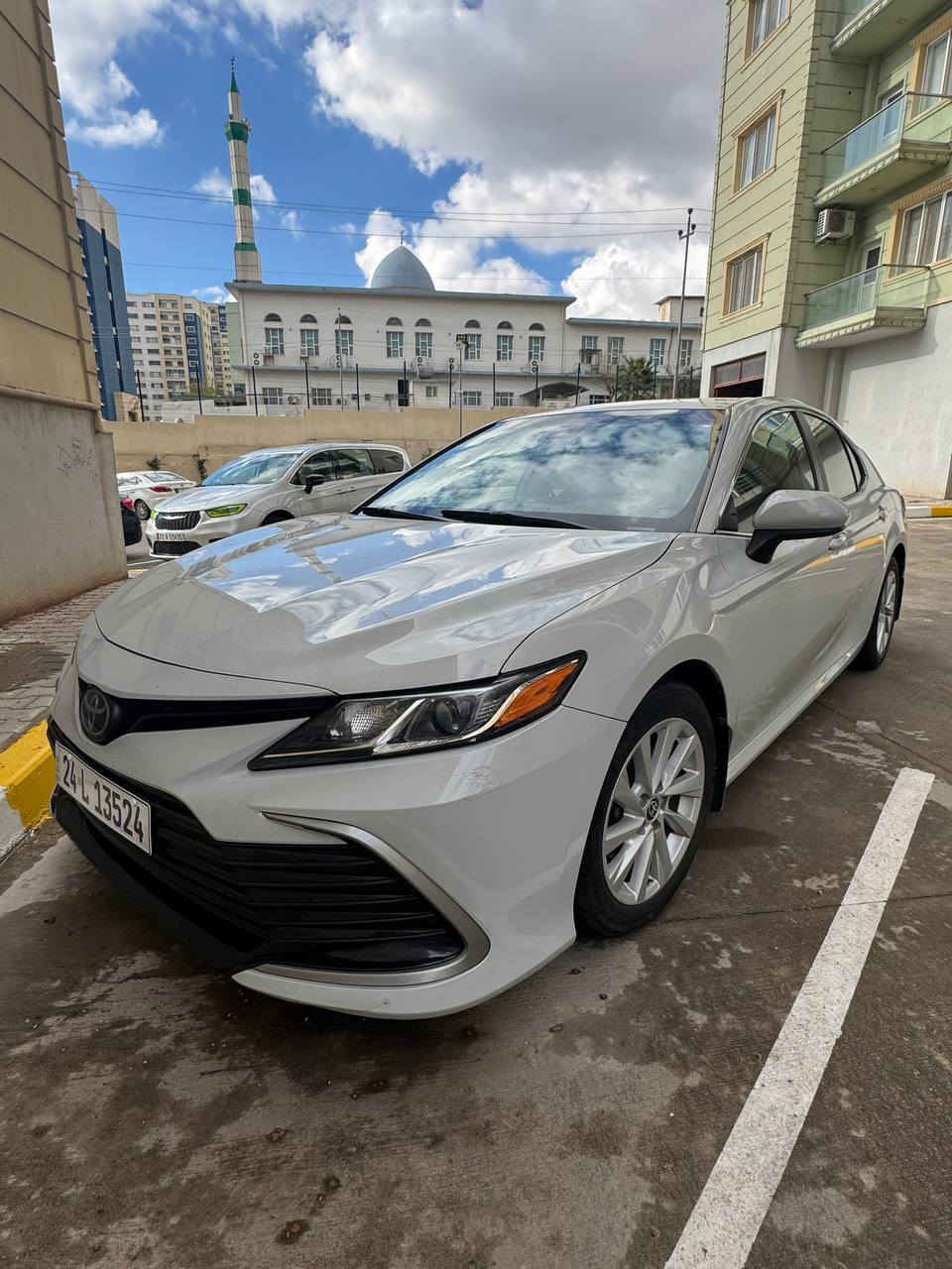 السلام عليكم شباب 
للبيع 
كامري LE موديل 2022 
لون سمنتي رقم دهوك الجديد 
السيارة بدون صبغ جديدة لوك كلشي ع وضع الشركة 
بيها فقط كم رصعة بالسقف بالزاوية وخفيفة كلش ماتبين نهائي  
ماشية 52 الف 
مواصفاتها المعروفة ( نقطة عمياء وخروج عن المسار وتبريد قطعتين والباقي المواصفات المعروفة مالتها ) 
ب اسمي السيارة وكلشي بيها كامل بدون اي نواقص 
مكانها : دهوك 
السعر : دفترين ومجال 
للاستفسار التواصل على : *********** كورك 
*********** اسيا
